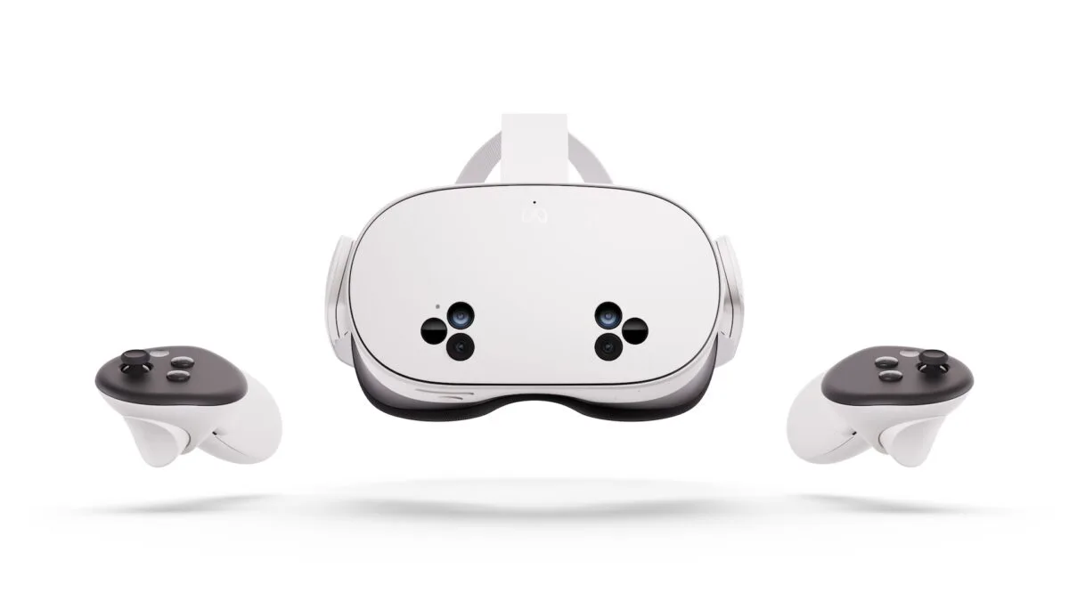 Die VR-Brille Meta Quest 3S von vorn mit zwei VR-Controllern auf weißem Hintergrund.