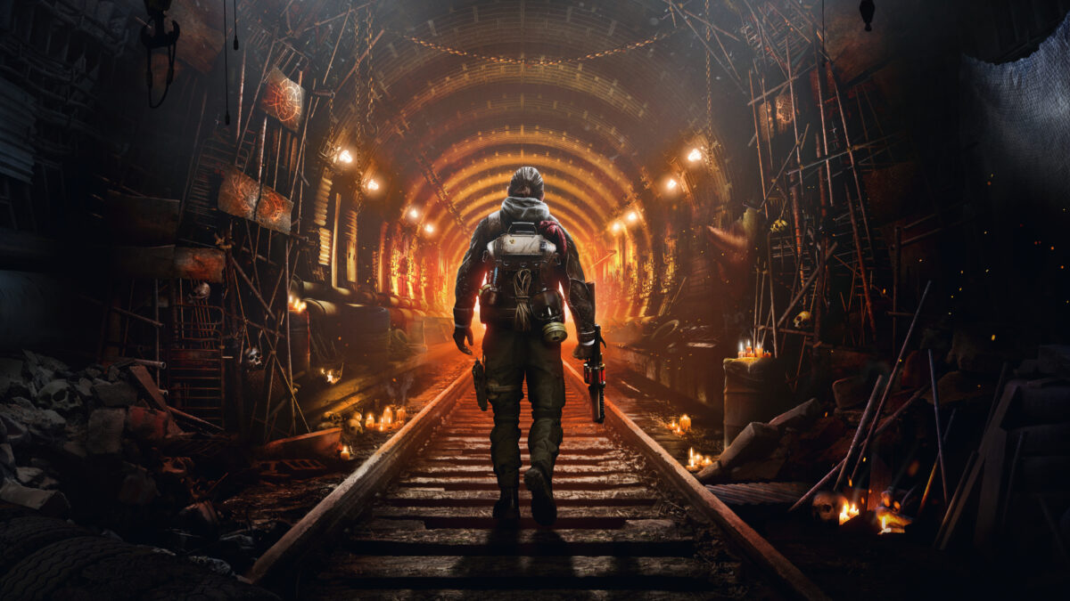 Ein bewaffneter Soldat geht auf einem U-Bahn-Gleis auf ein Licht zu.