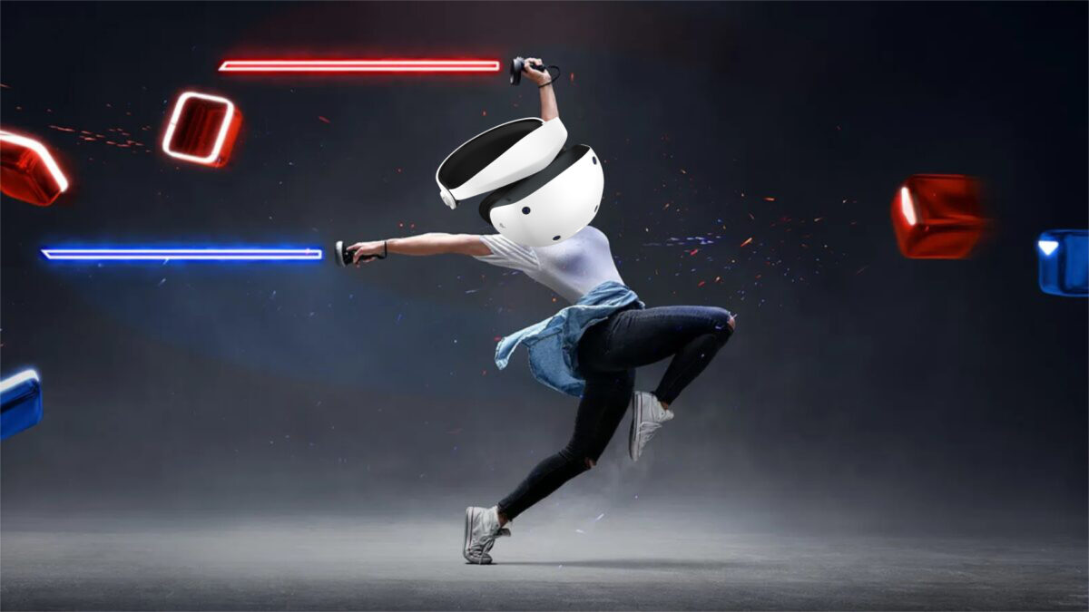 Dynamische Person mit VR-Headset und Controllern tanzt vor zersplitternden roten und blauen Neonblöcken.