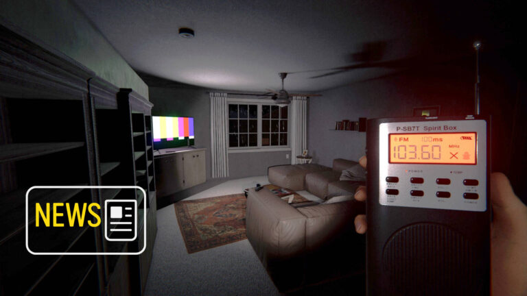 Jemand steht mit einer Geisterbox in der Hand in einem Wohnzimmer, während der Fernseher läuft.