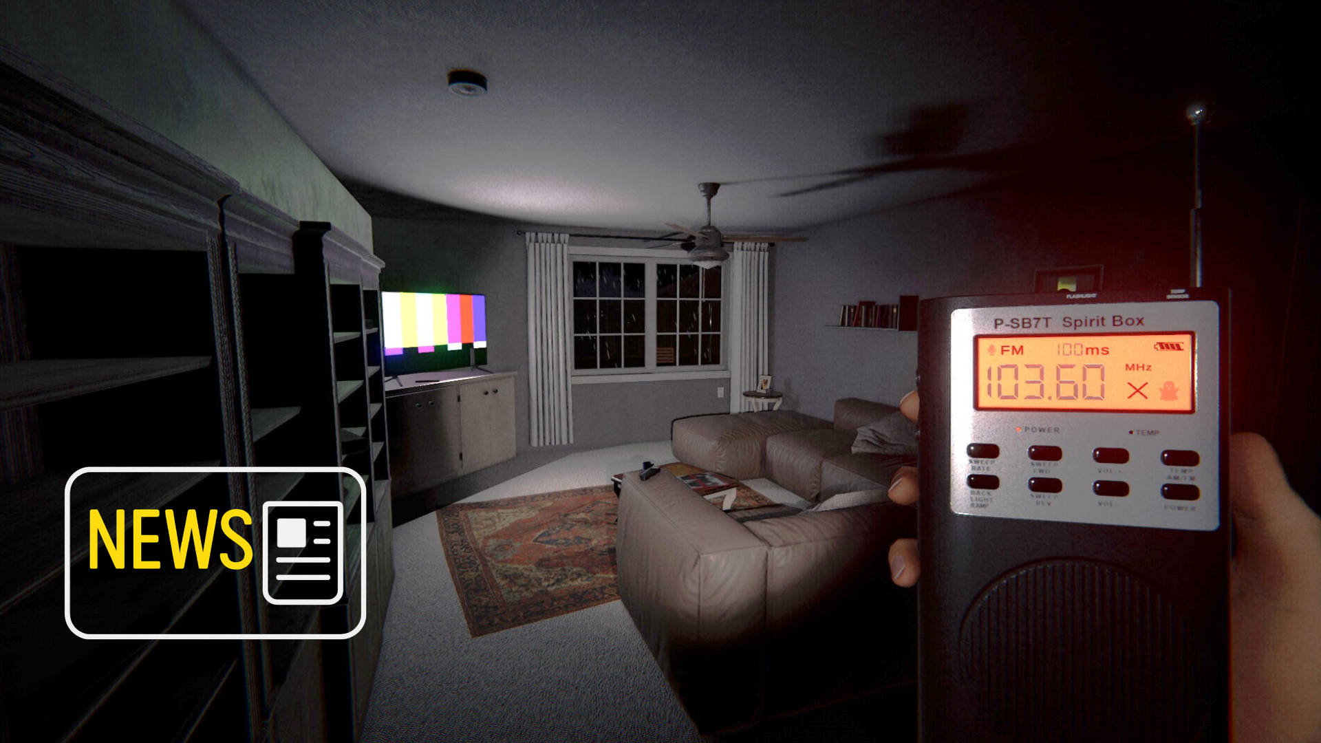 Jemand steht mit einer Geisterbox in der Hand in einem Wohnzimmer, während der Fernseher läuft.