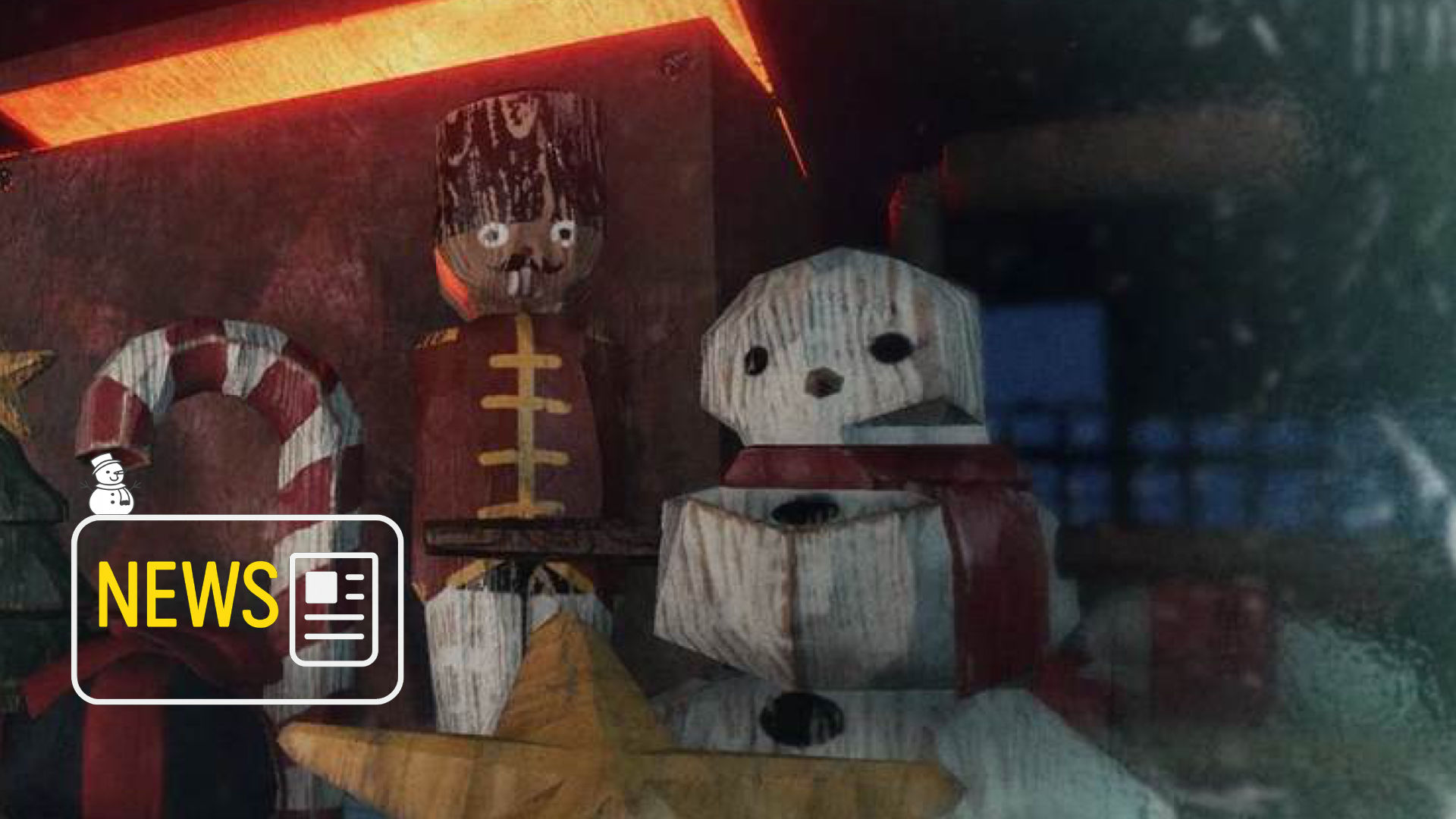 Mehrere Holzfiguren, darunter ein Nussknacker und ein Schneemann.