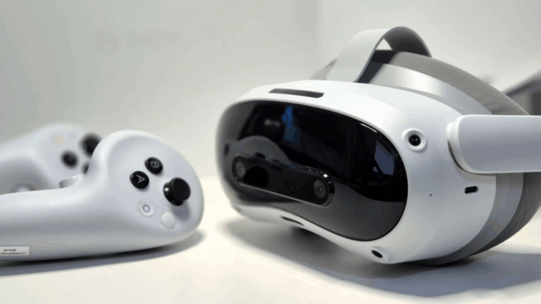 Links zwei ringlose VR-Controller, rechts die VR-Brille Pico 4 Ultra.