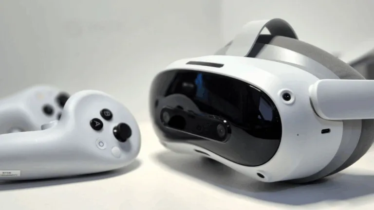 Links zwei ringlose VR-Controller, rechts die VR-Brille Pico 4 Ultra.