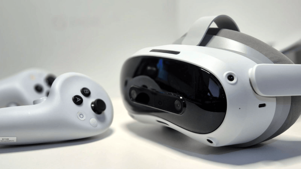 Links zwei ringlose VR-Controller, rechts die VR-Brille Pico 4 Ultra.