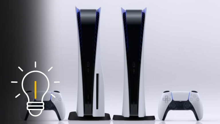 Zwei PlayStation-Konsolen, daneben jeweils weiße Wireless Controller.