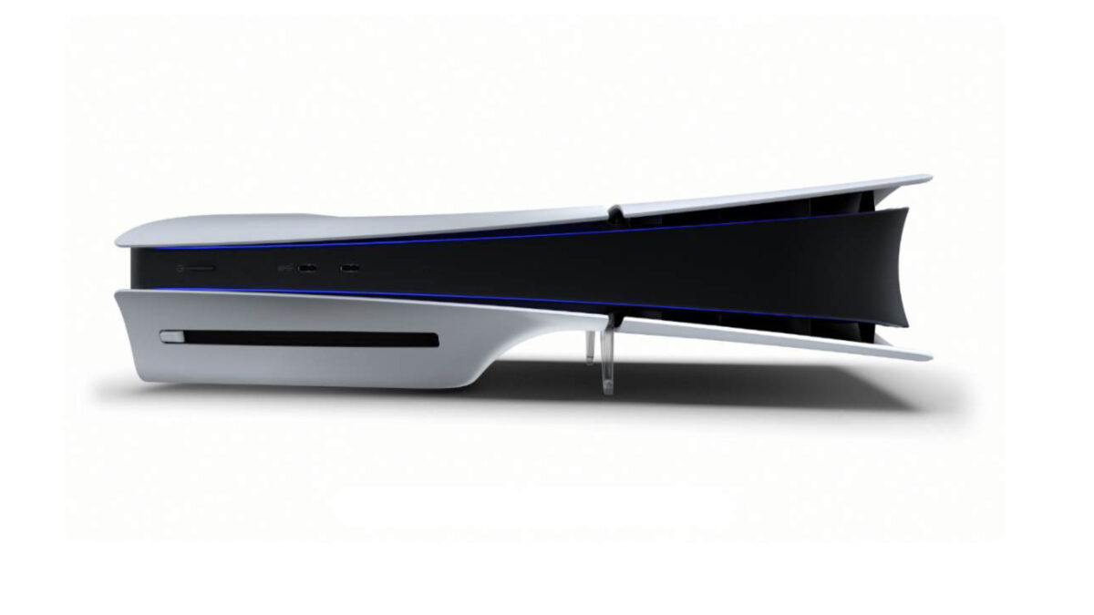 Eine weiße PlayStation 5, die mit Standfüßchen auf einer hellen Fläche steht.