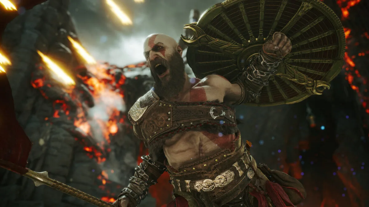 Kratos, der mit Schild und Lanze bewaffnet, in eine Richtung schreit.