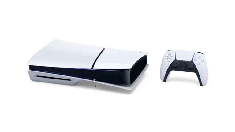 Eine Playstation 5 in der Slim-Version und ein Dual-Sense Controller.