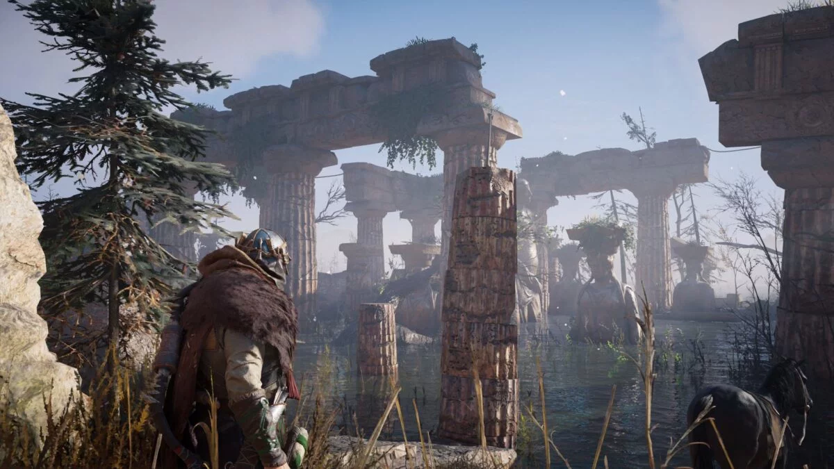 Eivor blickt in Assassin's Creed auf alte Säulen.