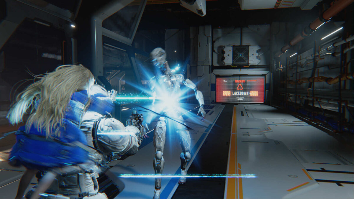 Ein Mädchen ist auf dem Rücken eines Mannes. Gemeinsam kämpfen sie gegen Roboter.