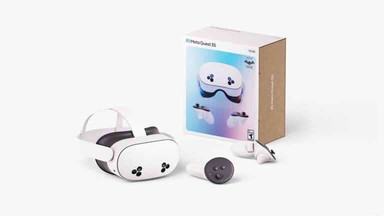 Die VR-Brille Meta Quest 3S mit zwei VR-Controllern und einem Verpackungskarton auf weißem Hintergrund.