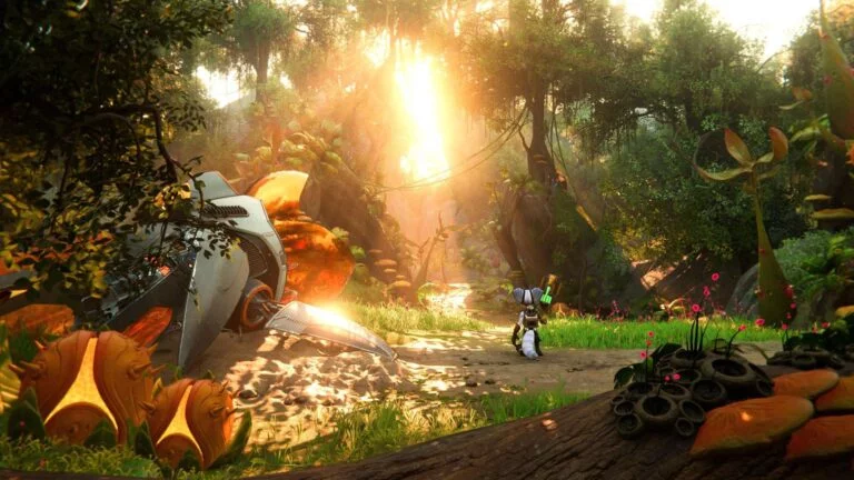 Ratchet mit einer riesigen Gold-Waffe in Ratchet & Clank: Rift Apart.