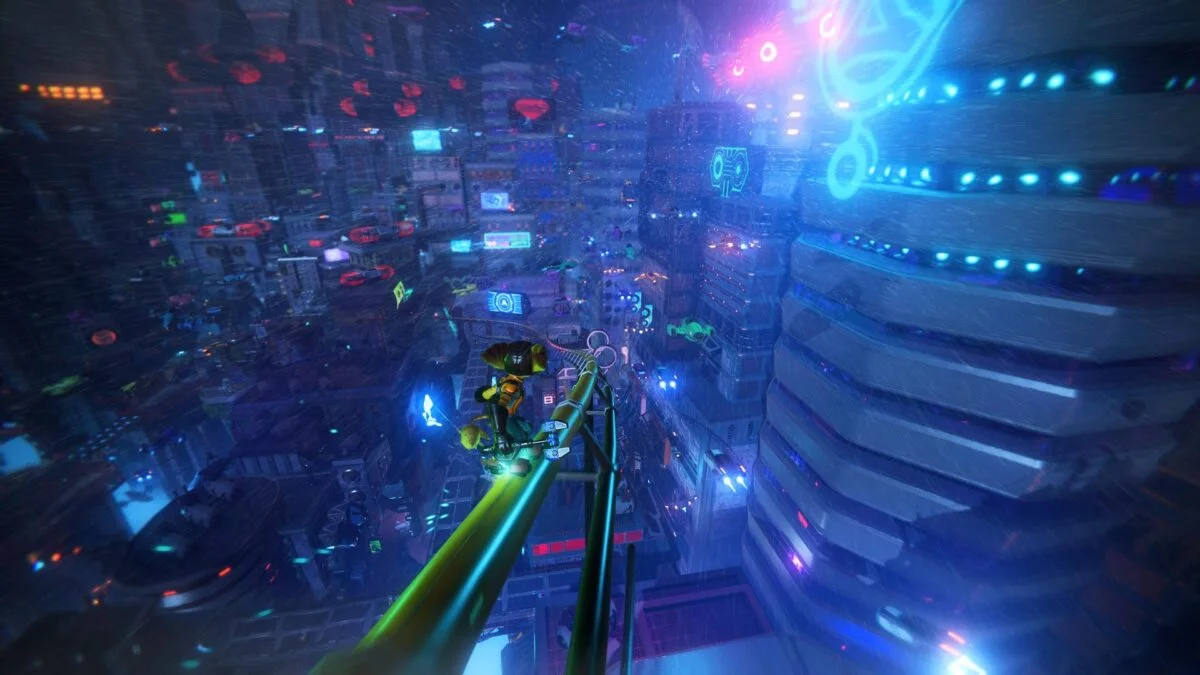 Ratchet gleitet auf einer Schiene durch Nefarious City im PS5-Spiel Ratchet & Clank: Rift Apart.