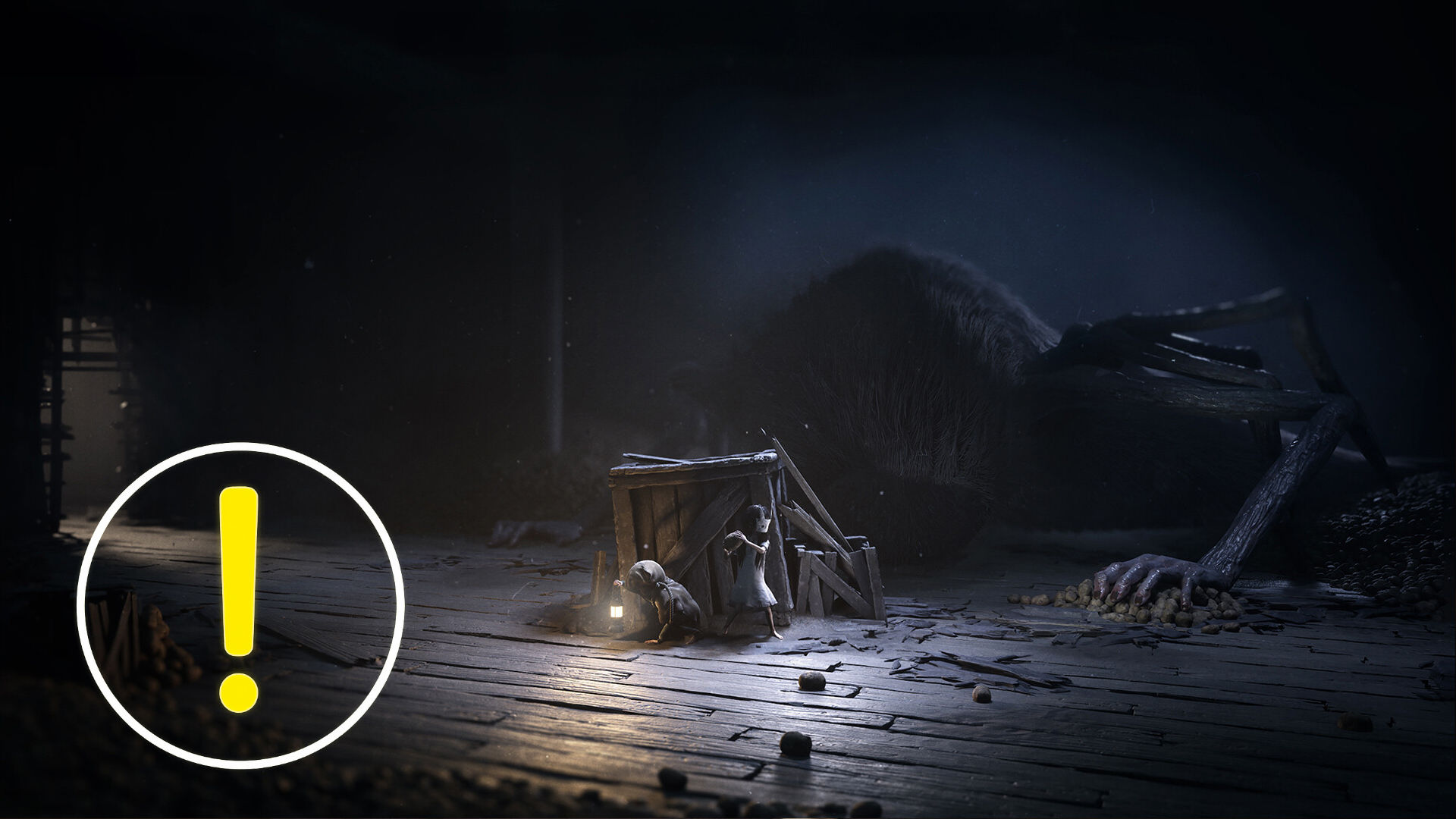 Zwei Waisenkinder verstecken sich mit Lampen hinter einer Holzkiste.