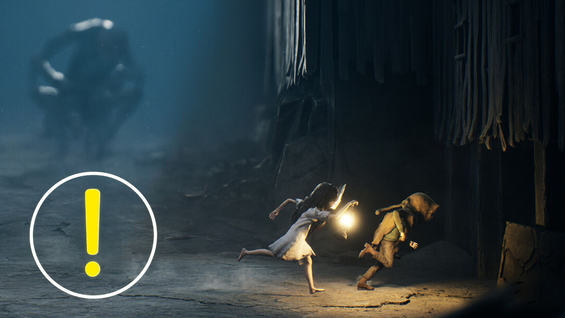 Kind mit Laterne jagt kleine Kreatur durch dunkle, neblige Umgebung – unheimliche Spielszene aus dem Horror-Adventure Reanimal.