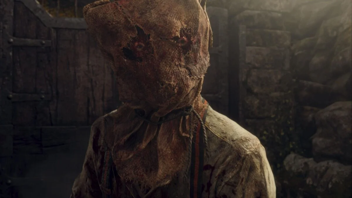 Ein Mann mit einem Kartoffelsack über dem Kopf und blutunterlaufenen Augen in Resident Evil 4 Remake. 