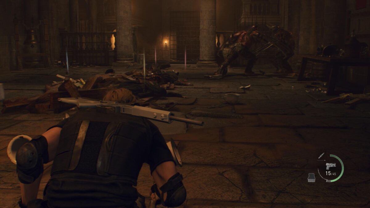 Leon schleicht in Resident Evil 4 Remake hinter einem Garrador umher.