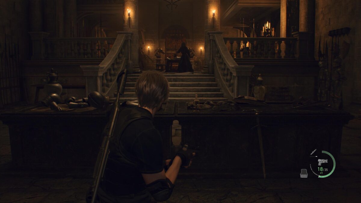 Leon steht in Resident Evil 4 Remake vor einer Treppe, von der Kultisten auf ihn zukommen.
