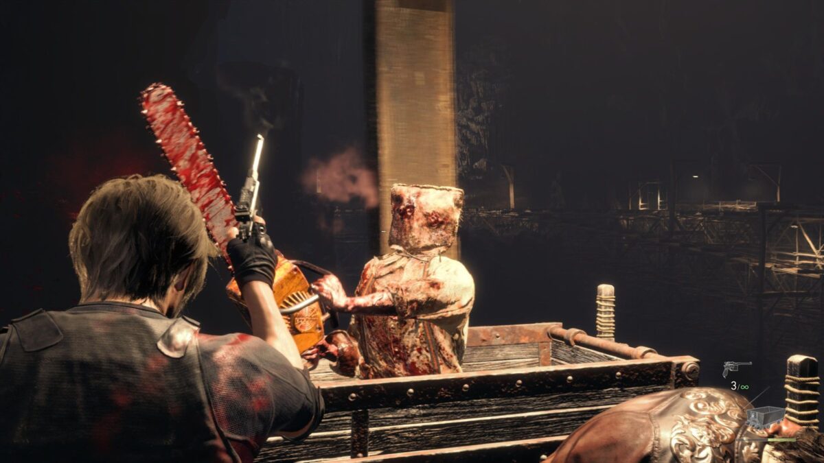 Leon und Luis werden in Resident Evil 4 Remake von einem Mann mit einer Kettensäge angegriffen.