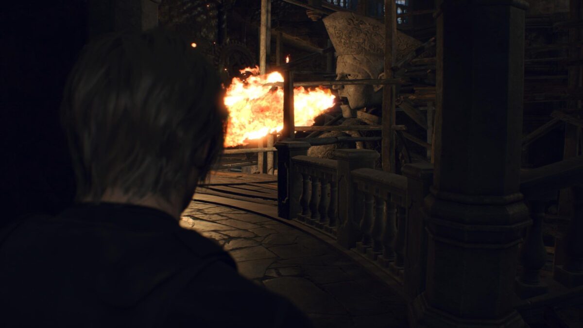 Leon steht in Resident Evil 4 Remake vor einem Flammenwerfer im Uhrturm.