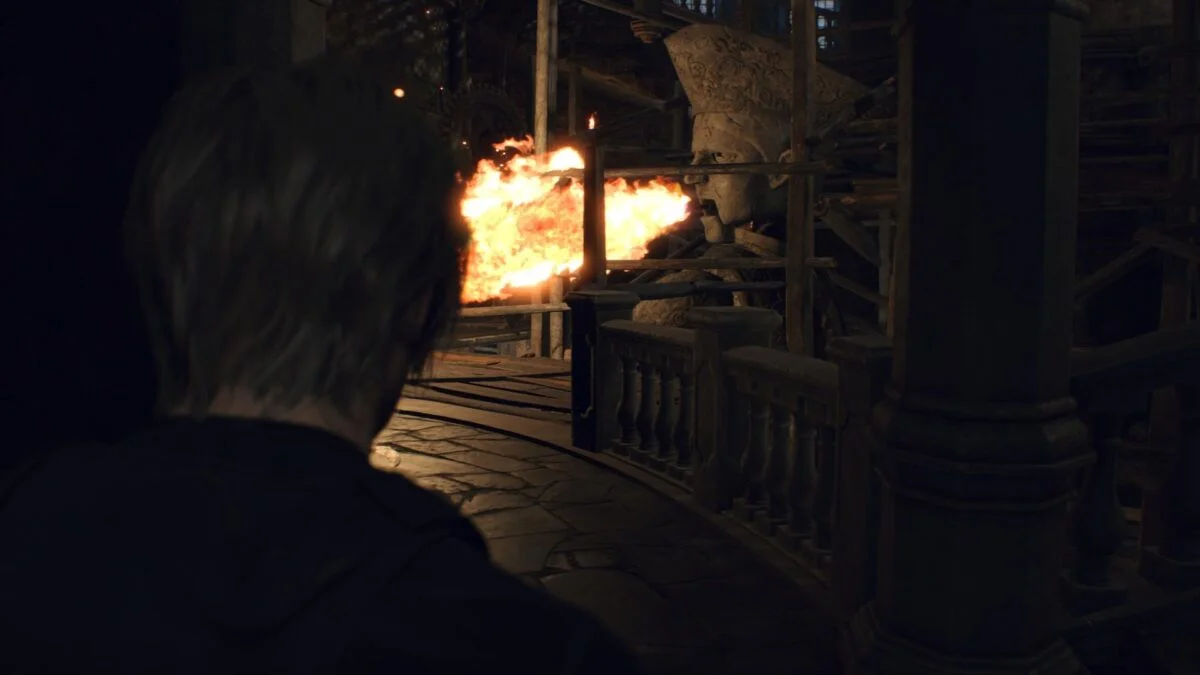 Leon steht in Resident Evil 4 Remake vor einem Flammenwerfer im Uhrturm.