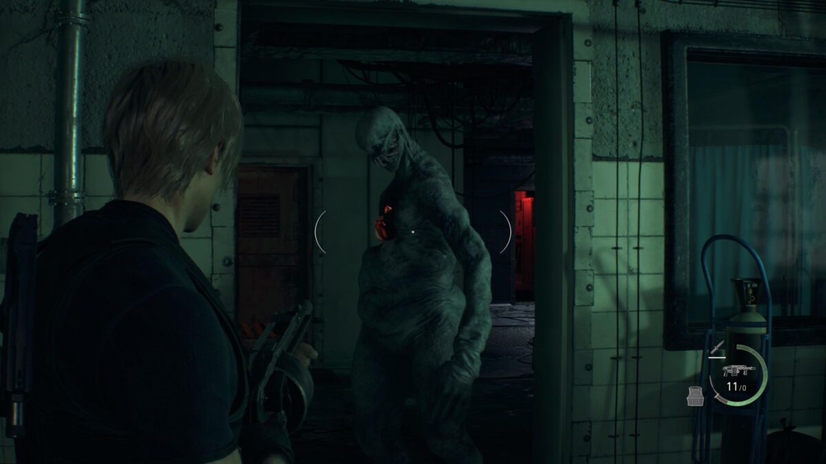 Leon steht in Resident Evil 4 Remake einem Regenerardor gegenüber.
