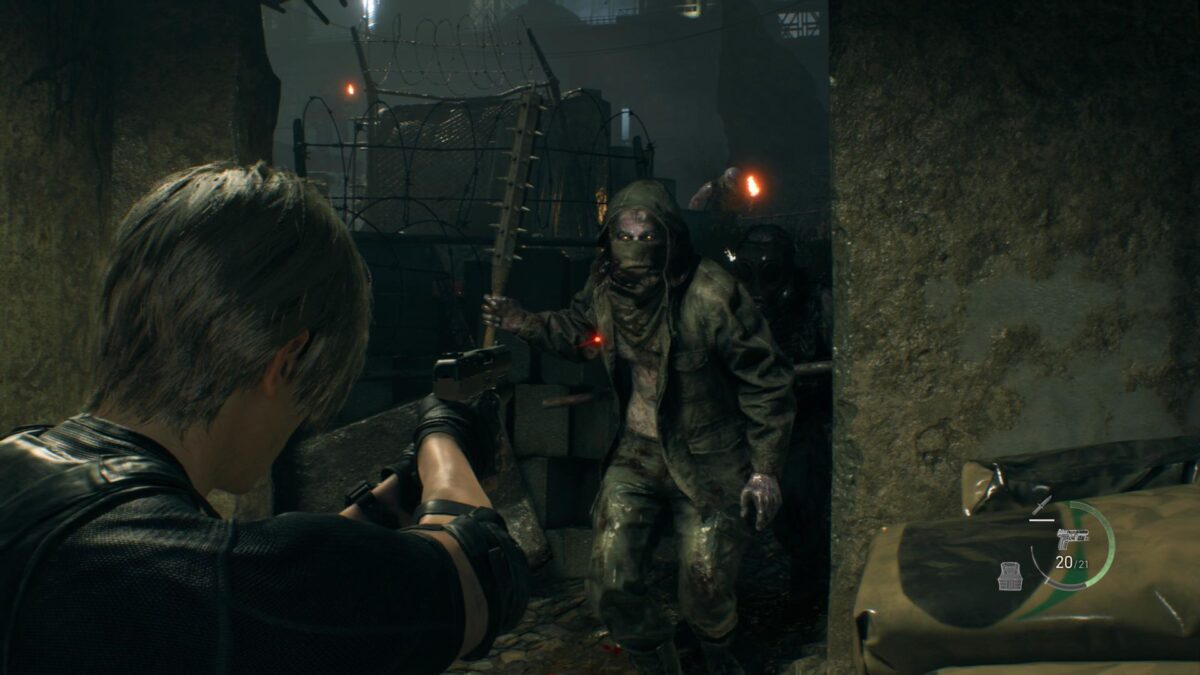 Leon zielt in Resident Evil 4 Remake auf einen Soldaten.