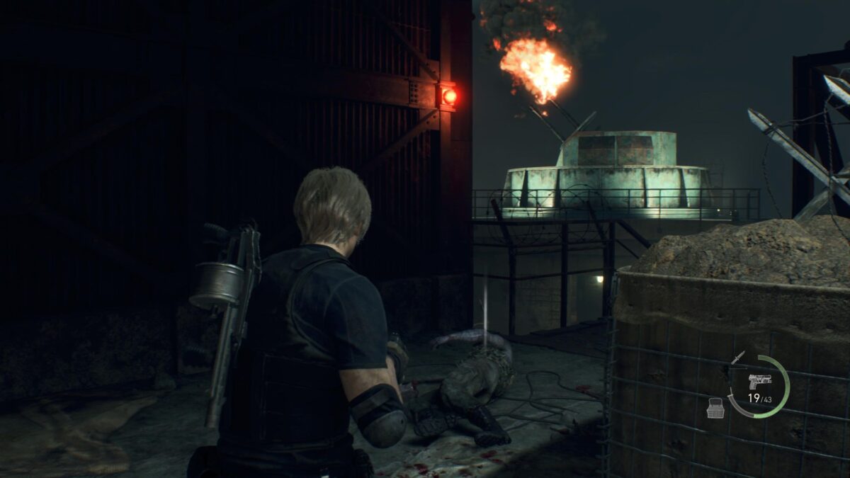 Leon steht in Resident Evil 4 Remake vor einem Flakgeschütz.