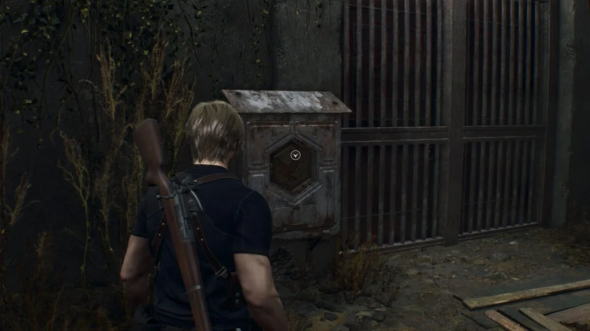 Leon steht in Resident Evil 4 vor einer Fassung, in die ein sechseckiges Wappen eingesetzt werden soll.