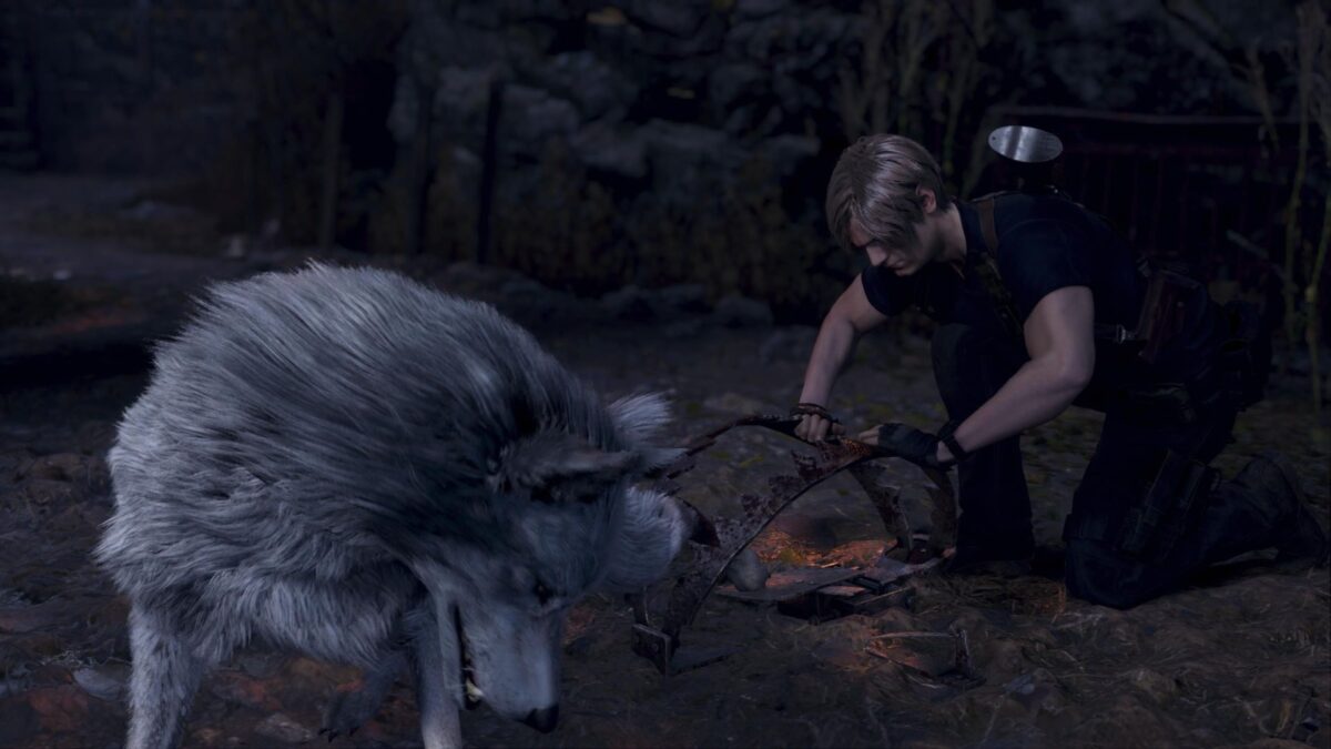 Leon befreit in Resident Evil 4 Remake einen Wolf aus einer Bärenfalle.