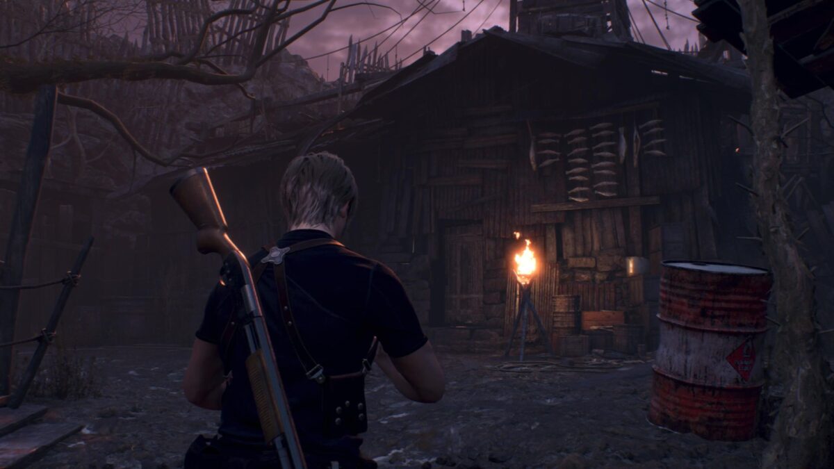 Leon steht in Resident Evil 4 vor einer großen Hütte.