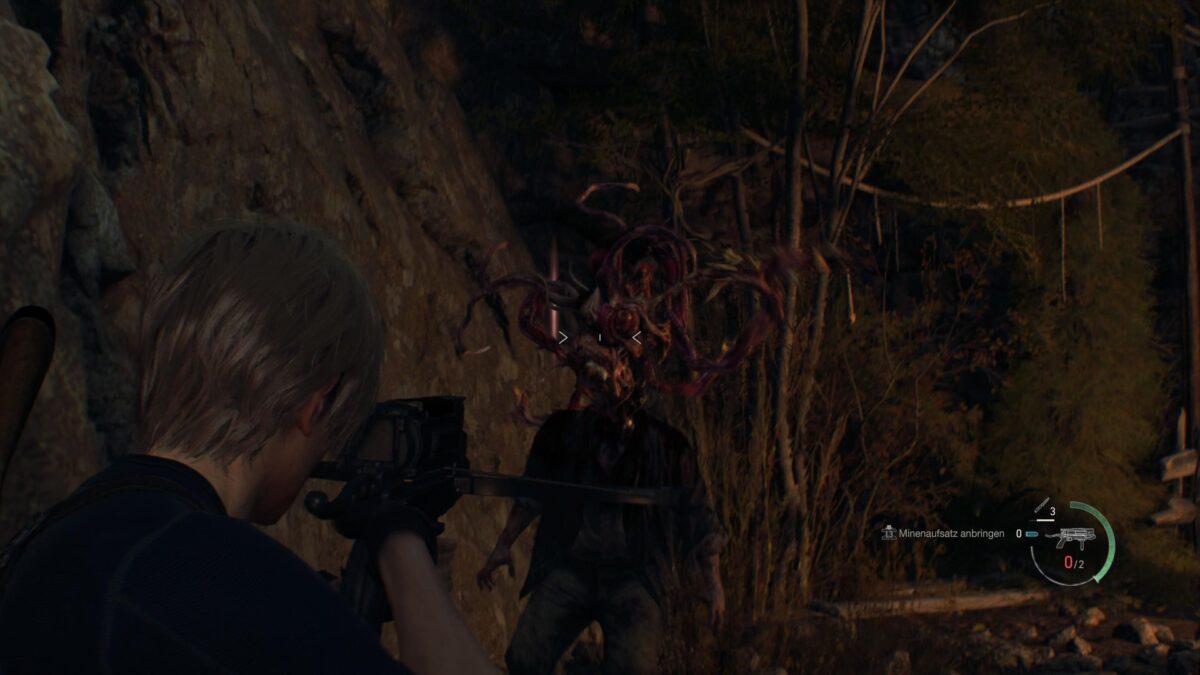 Leon wird in Resident Evil 4 von einem mutierten Dorfbewohner angegriffen, aus dessen Kopf lange Tentakel sprießen.
