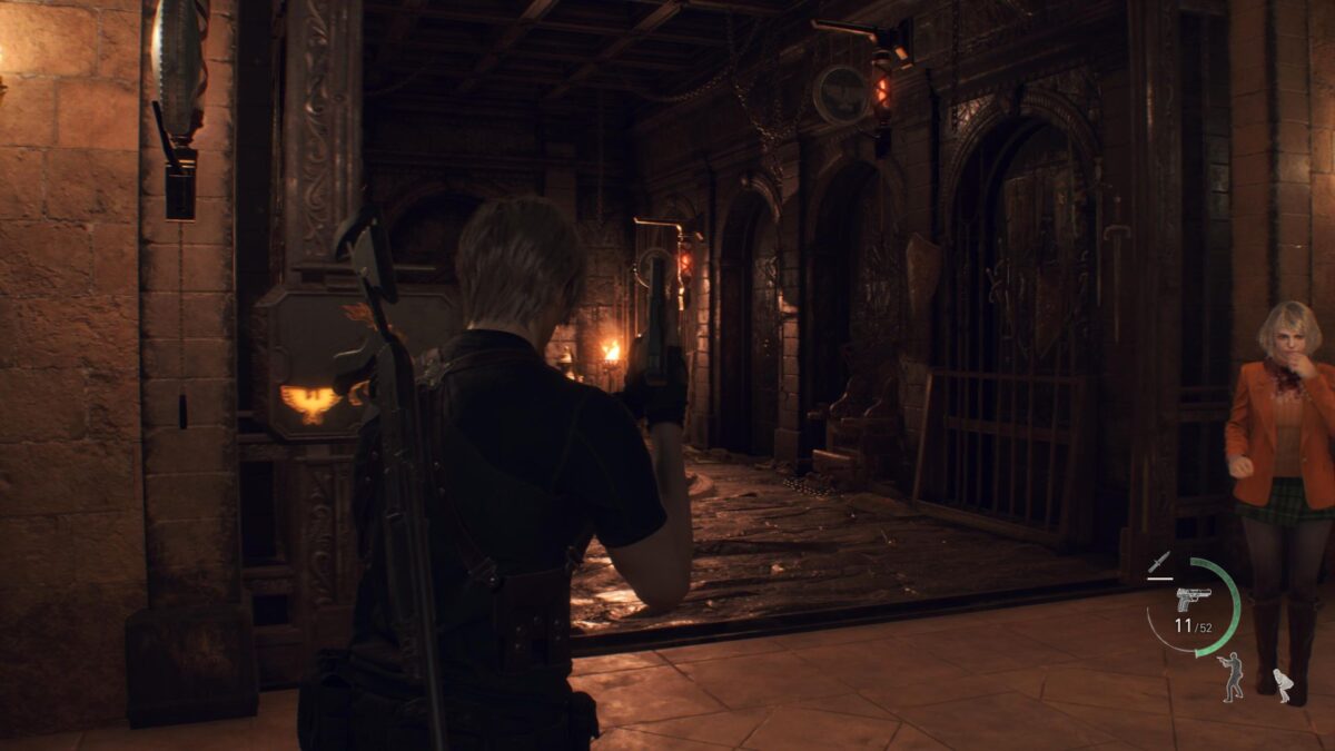 Leon steht in Resident Evil 4 in der Schatzkammer.
