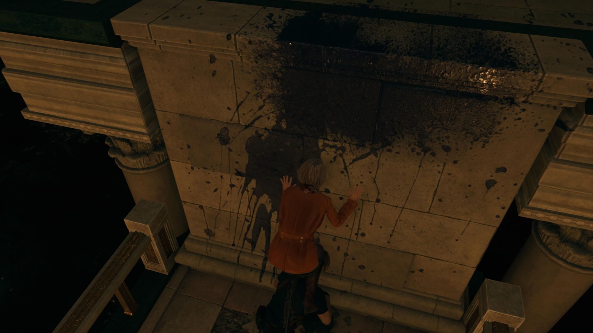 Leon hilft Ashley an einer schwarz markierten Mauer hoch.
