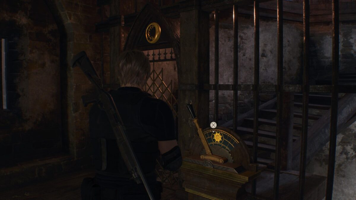 Leon steht in Resident Evil 4 vor einem Schalter mit einem Mond-Symbol.