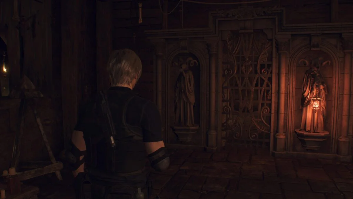 Leon steht in Resident Evil 4 Remake vor einer Statue, an der eine Laterne fehlt.