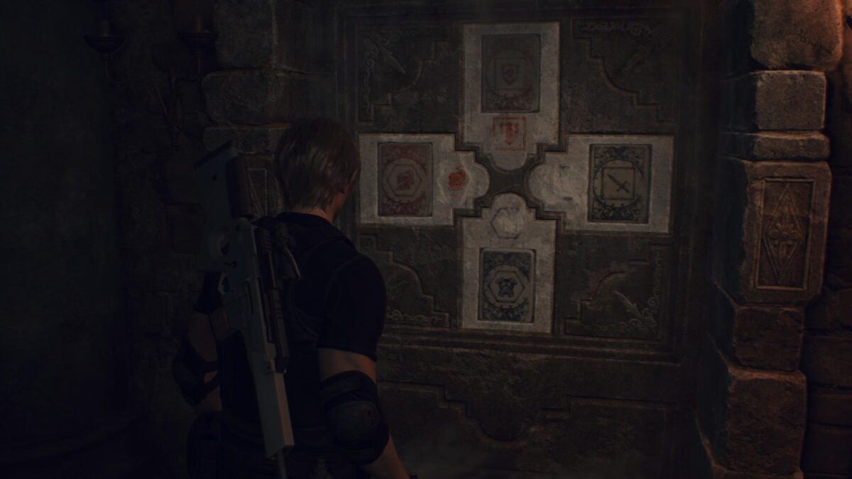 Leon steht in Resident Evil 4 Remake vor der Steintafel, die für die Lösung des Lithografiestein-Rätsels wichtig ist.