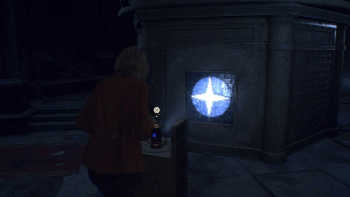 Ashley steht mit einer Laterne vor einem Sternsymbol an einer Wand.