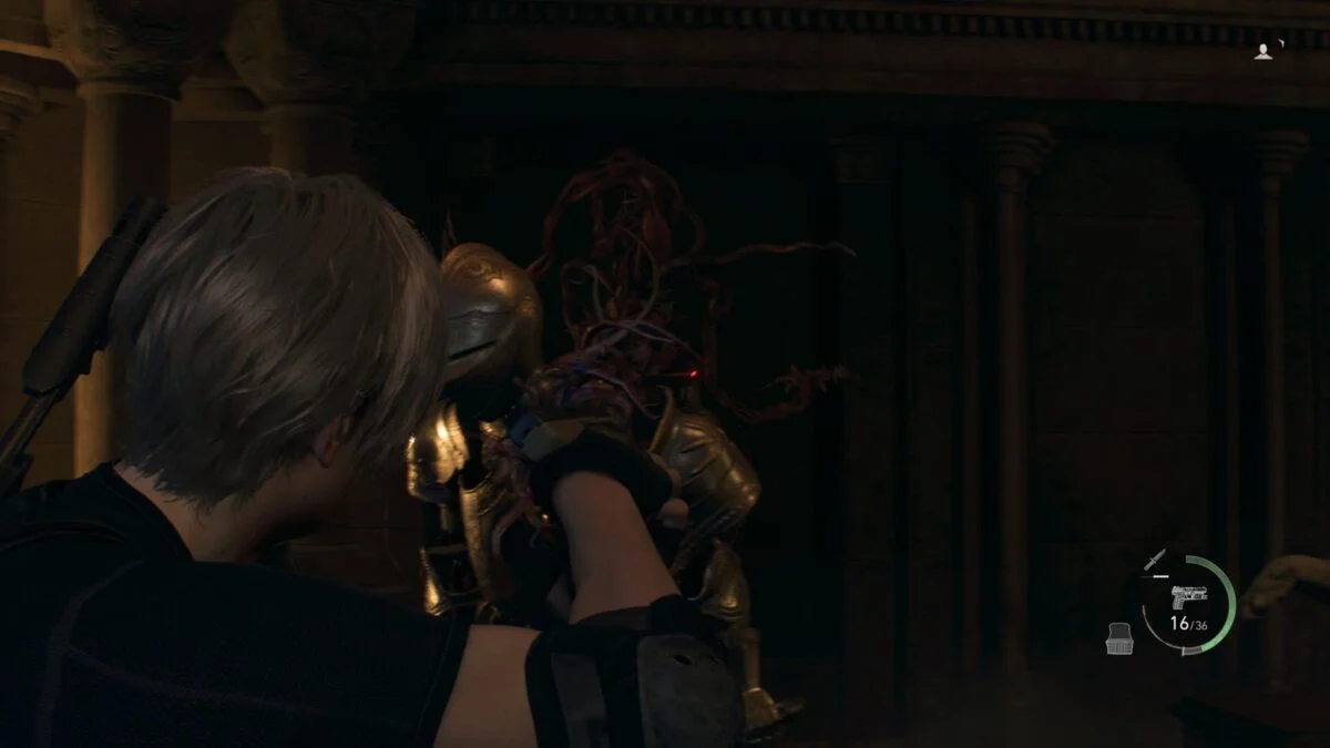 Leon zielt in Resident Evil 4 Remake mit der Pistole auf einen Parasiten, der am Hals einer Ritterrüstung sitzt.