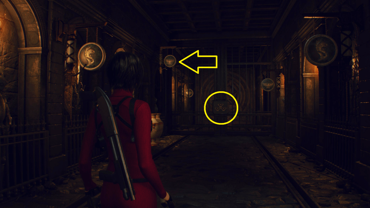 Ada Wong steht in Resident Evil 4: Separate Ways vor einem Gittertor.