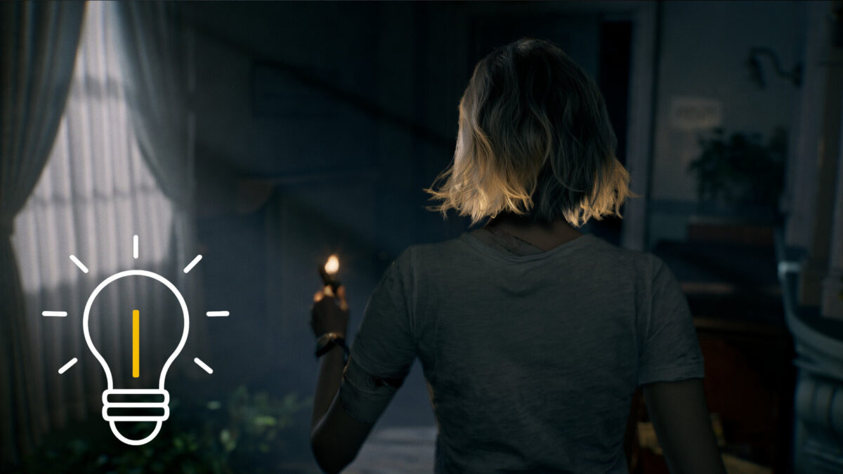 Grace läuft mit einem Feuerzeug durch einen dunklen Raum.