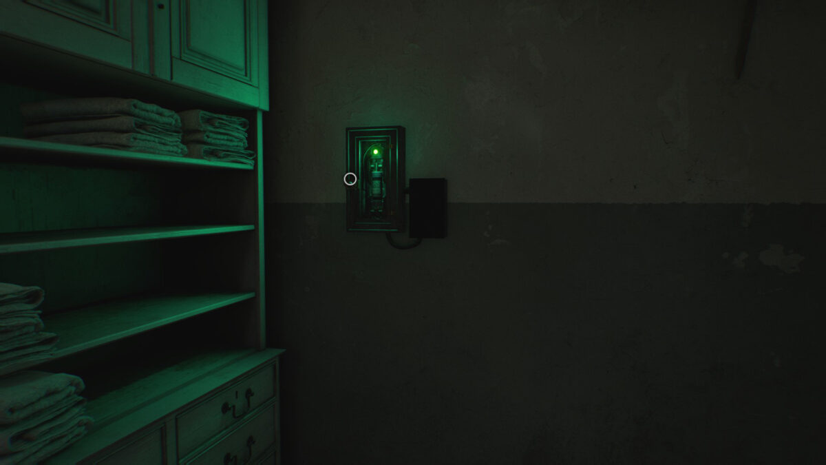 Eine grün leuchtende Batterie an einer Wand.