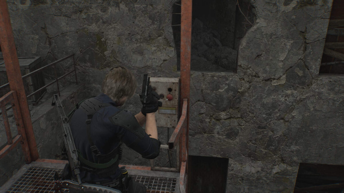 Leon schaut zu einem Knopf eines Fahrstuhls.