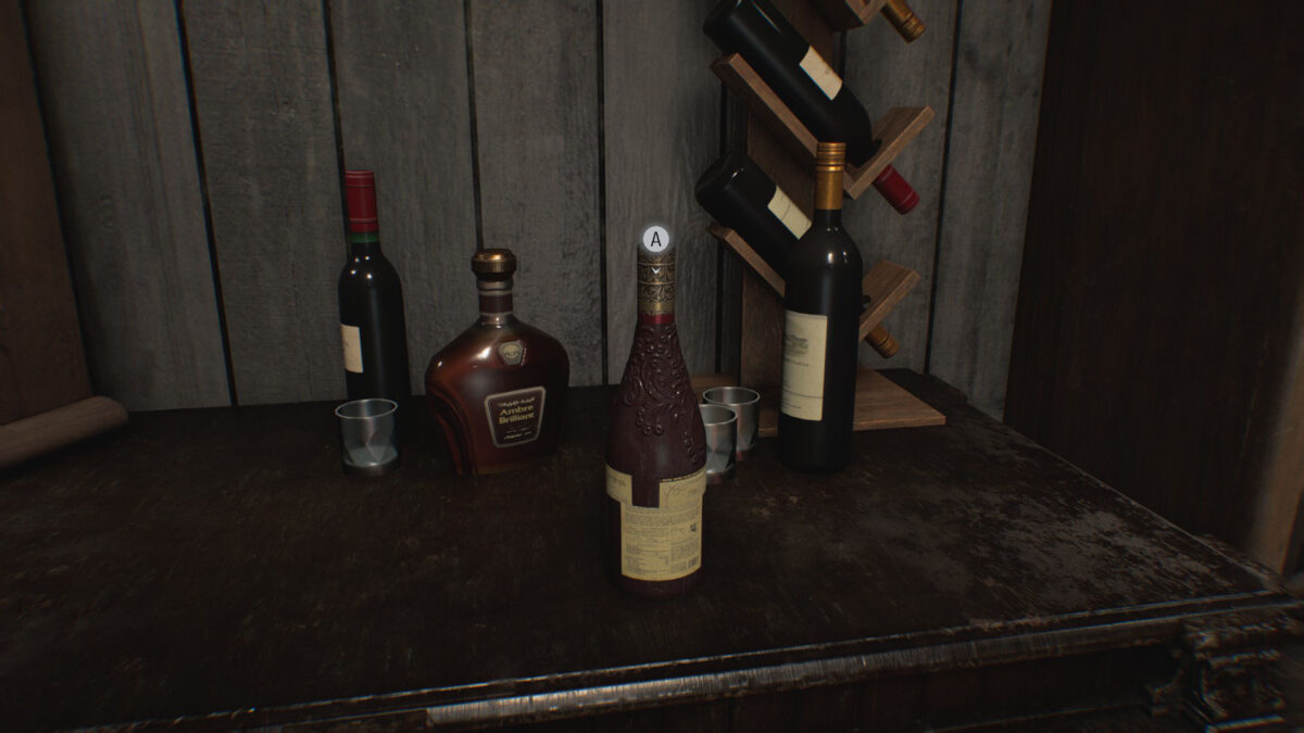 Eine Weinflasche auf einer Kommode.