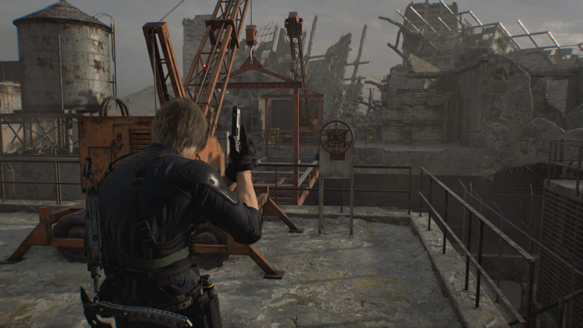 Leon steht vor einem rostigen Kran.