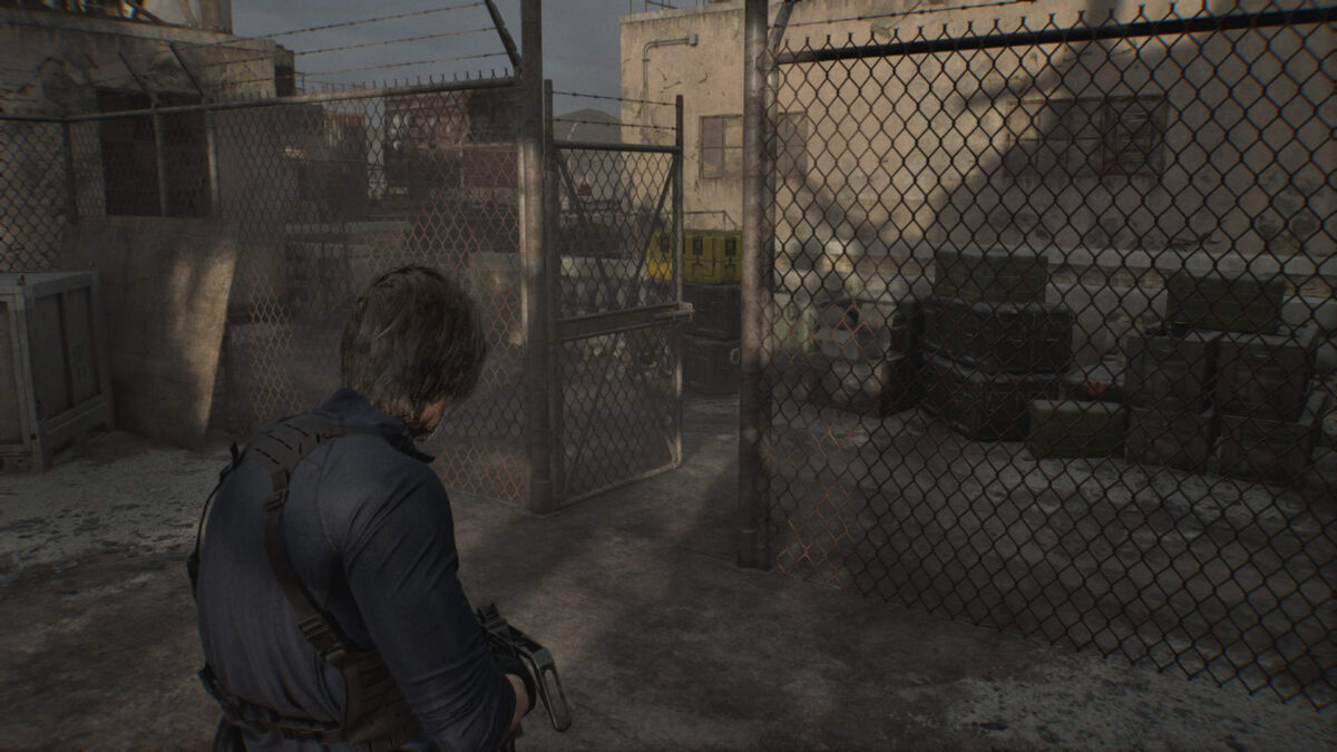 Leon vor einem abgesperrten Bereich, dahinter eine gelbe Kiste.