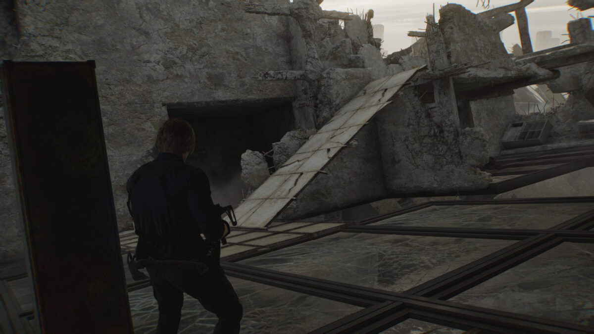 Leon steht auf einem Glasboden, vor ihm eine Rampe.