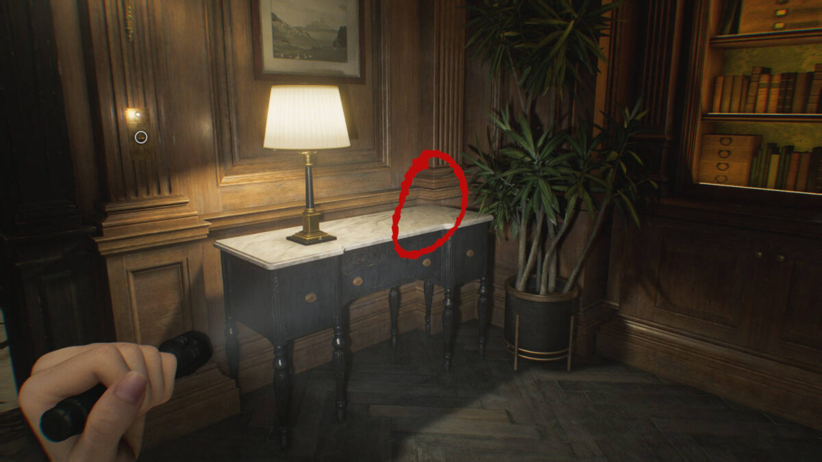 Ein Tisch mit einer Lampe drauf.