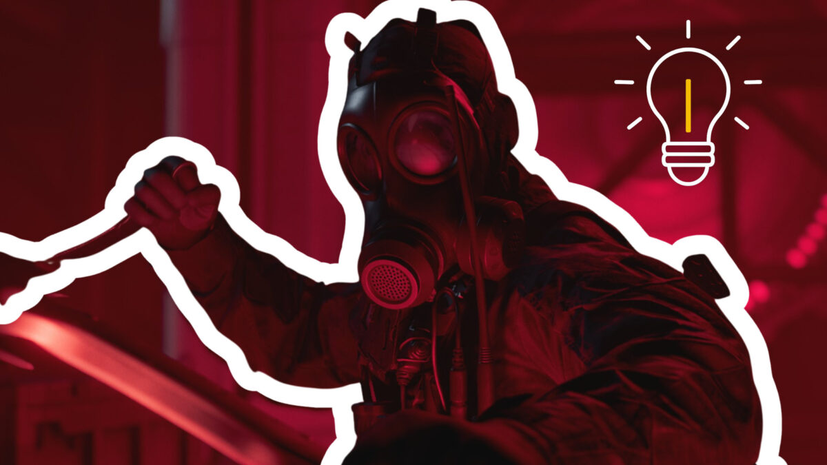 Der Umbrella Kommandant in Resident Evil Requiem mit einem Messer in der Hand.